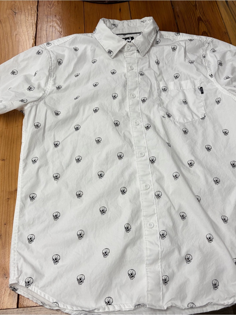 Men's WXYZ (L) White Skull Print Button-Up Shirt